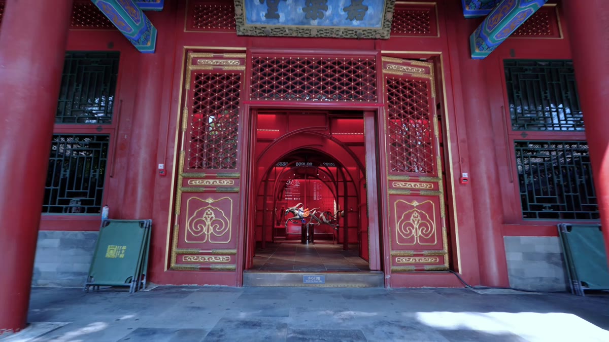 北京站展廳入口與紅色展陳空間